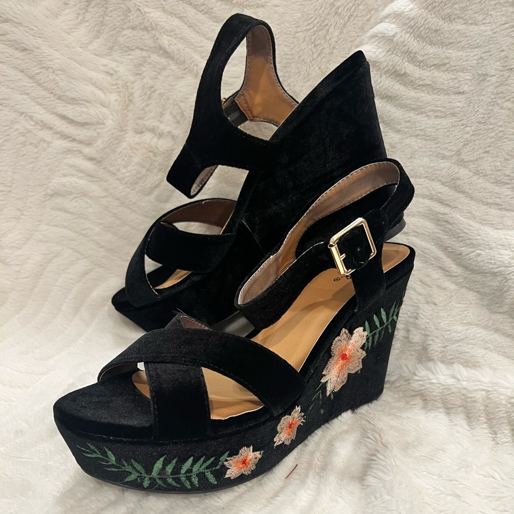 🏷️ Clearance Qupid Black Wedges with Floral Design